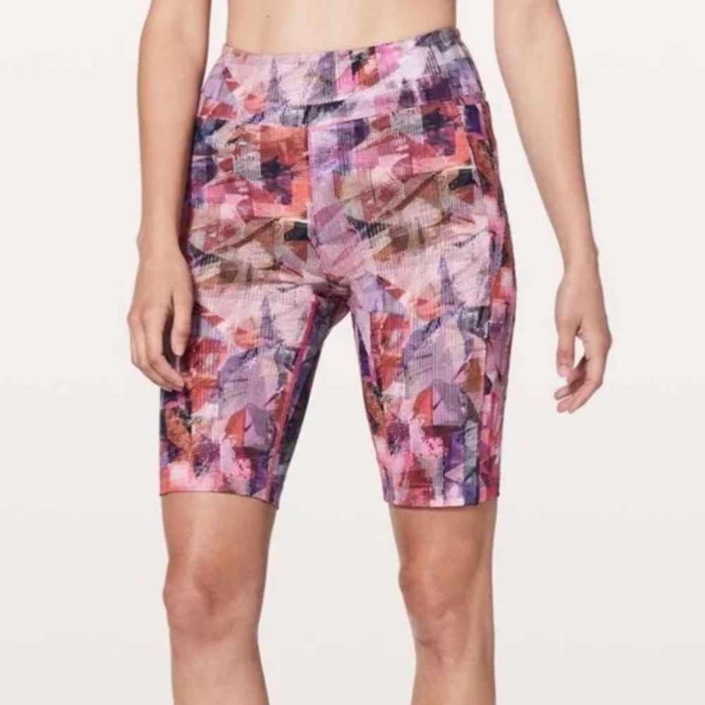 Lululemon On Pace running shorts Nulux fabric pink print size 4 inseam 10”